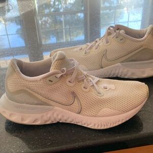 Nike Renew Run Women’s Size 9, White Metallic Silver Athletic Shoes Sneakers